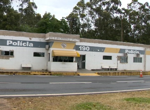 Acidente envolvendo dois caminh�es deixa uma pessoa feriada na SP-425