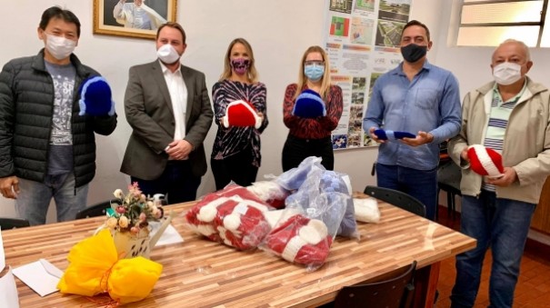 Produzidas por reeducandas, Penitenciria de Tupi Paulista doa toucas de l ao Pai Nosso Lar