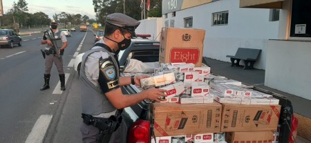 Após ver fiscalização em rodovia, motorista foge e abandona veículo com carga de cigarros contrabandeados em Martinópolis