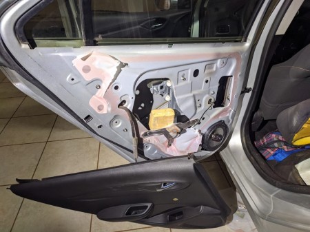 Dupla é presa após Polícia Rodoviária localizar tabletes de maconha escondidos dentro de portas e sob banco de veículo