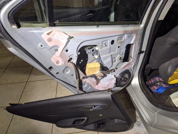 Dupla � presa ap�s Pol�cia Rodovi�ria localizar tabletes de maconha escondidos dentro de portas e sob banco de ve�culo