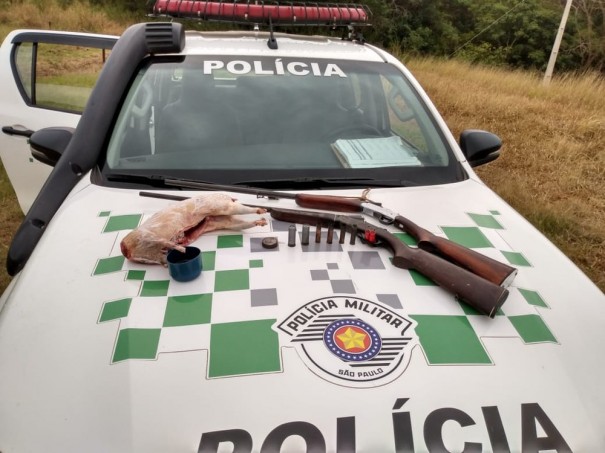 Pol�cia Militar Ambiental apreende armas e aves, al�m de animal abatido em propriedade rural em Rancharia