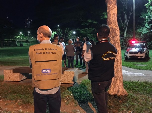 Fiscalizao sobre uso obrigatrio de mscaras multa pedestres no Parque do Povo, em Presidente Prudente