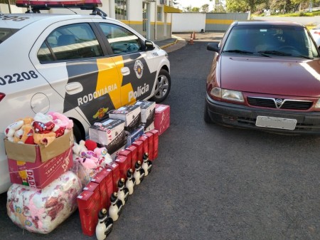 Em fiscalização, polícia apreende 72 garrafas de bebidas alcoólicas e 100 brinquedos contrabandeados do Paraguai