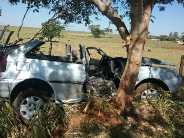 Motorista perde o controle da dire��o e bate carro em �rvore em Ouro Verde