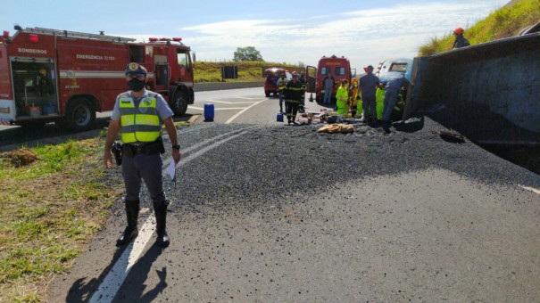 Acidente com caminho deixa vtima grave e pista interditada em Martinpolis