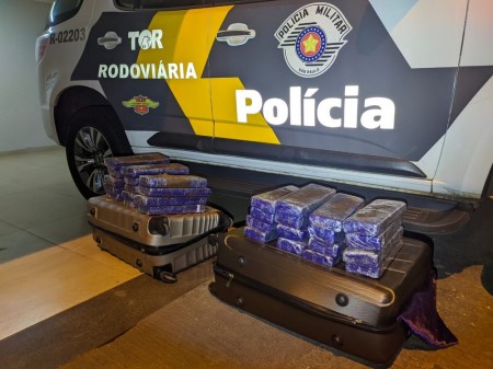 Polícia Rodoviária localiza 31 kg de maconha em ônibus e prende passageiros por tráfico