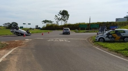 Veículo capota na SP-294, na rotatória de acesso a Tupi Paulista