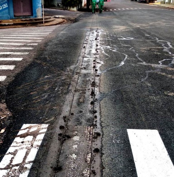 Sabesp danifica rua rec�m-recapeada e prefeito leva o caso � Pol�cia em Fl�rida Paulista