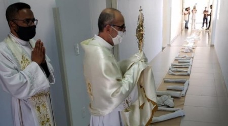 Procissão interna de Corpus Christi, na Santa Casa de Adamantina, arrecada 250 toalhas de banho