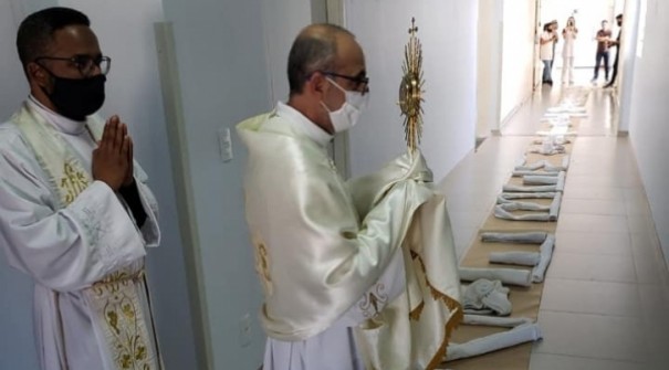Procisso interna de Corpus Christi, na Santa Casa de Adamantina, arrecada 250 toalhas de banho