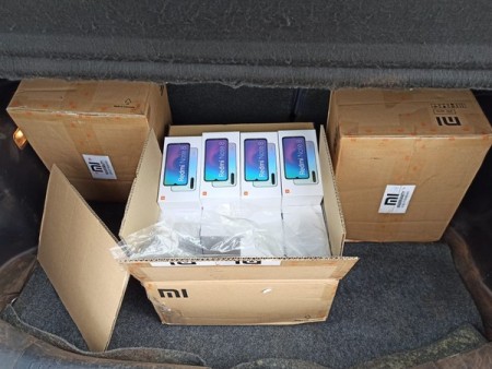 Após flagrar movimentação de caixas, polícia localiza depósito de celulares e relógios contrabandeados
