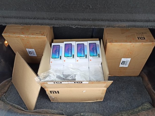 Ap�s flagrar movimenta��o de caixas, pol�cia localiza dep�sito de celulares e rel�gios contrabandeados