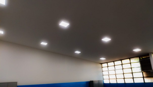 Salas e ambientes da EMEFI Stela Boer Maioli de Salmouro recebem servios de pintura e restaurao na rede de iluminao