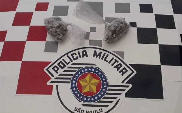 Indiv�duo � flagrado transportando 100 por��es de maconha na vicinal Tup� - Parnaso
