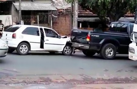 Colisão envolve três veículos na Rua General Osório, em Bastos