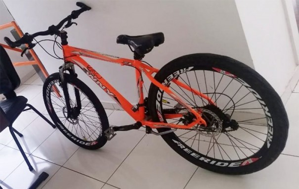 Pol�cia Militar de Quat� prende em flagrante indiv�duo acusado de furtar bicicleta