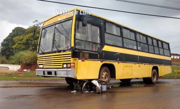 Acidente envolve moto e �nibus em avenida de Bastos