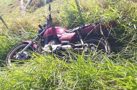 Moto furtada de comerciante de Iacri é recuperada escondida no meio de mato