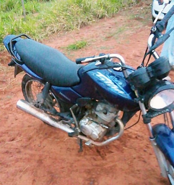 Trio � preso acusado de furtar moto de s�tio em Quat�
