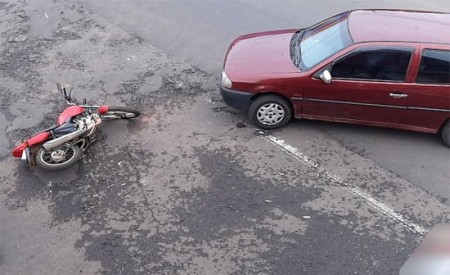 Colisão entre carro e moto deixa mulher ferida em Tupã