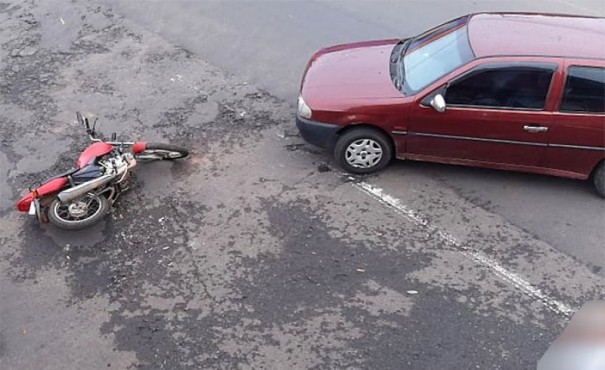 Colis�o entre carro e moto deixa mulher ferida em Tup�