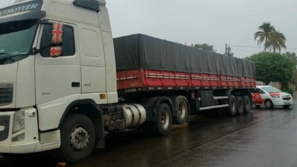 Carreta roubada � recuperada pela PM em Santo Anast�cio