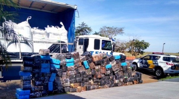 Pol�cia apreende mais de 3 toneladas de maconha escondidas em caminh�o