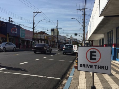 Vagas de 'Drive Thru' no comércio de OC só podem ser sinalizadas enquanto lojas não atenderem presencialmente