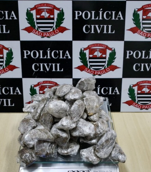 Pol�cia Civil prende traficante e apreende maconha em um acampamento rural em Paulic�ia