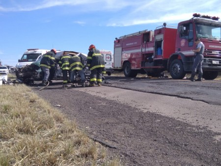 Colisão frontal entre carro e caminhão deixa vítima fatal na SP-425, em Martinópolis