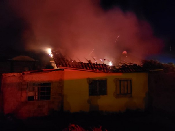 Inc�ndio destr�i resid�ncia, em Parapu�