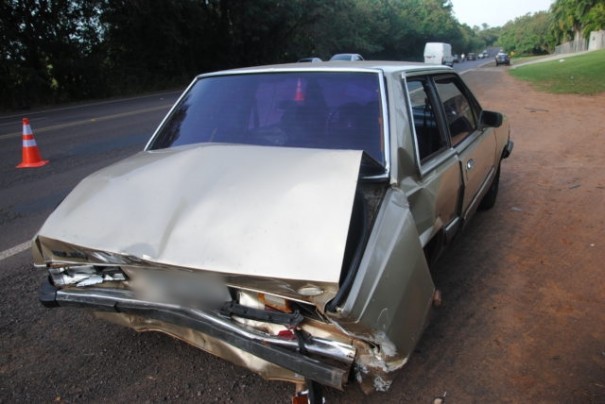 Colis�o traseira na SP-294 pr�ximo a AABB de Junqueir�polis envolve dois ve�culos