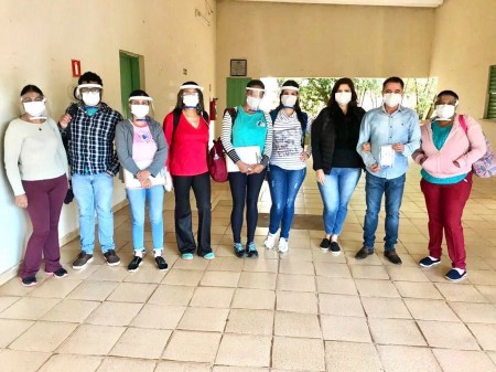 Moradores ganham kits com máscaras doados pela Prefeitura de Mariápolis