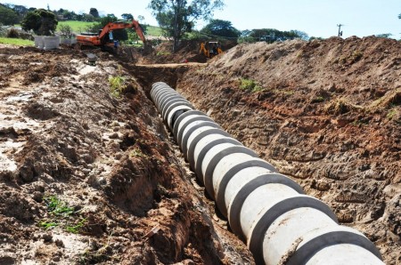 Iniciada implantação de galeria de captação de águas pluviais no novo conjunto habitacional em Flórida Paulista