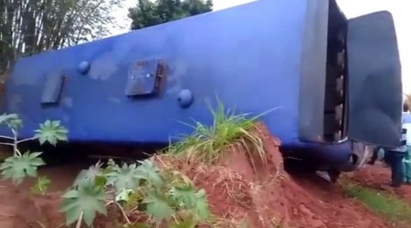 Ônibus com funcionários de usina tomba e deixa trabalhadores feridos em Valparaíso