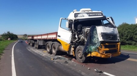 Quatro carretas colidem em dois acidentes em rodovias da região; ninguém se feriu