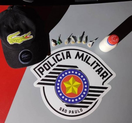 Indivíduo tenta fugir, mas acaba capturado pela PM e preso com drogas em Irapuru