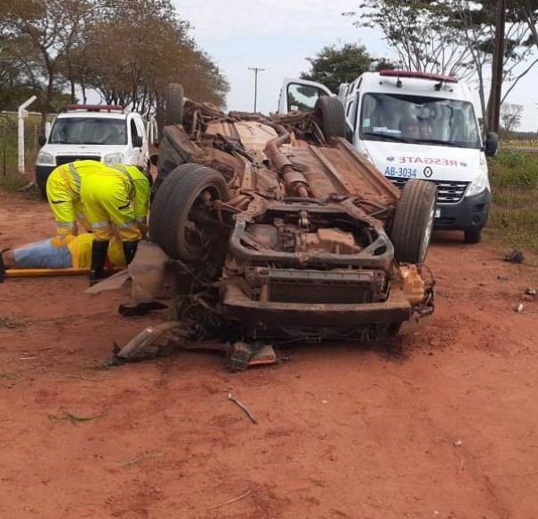 Carro fica destru�do ap�s capotamento na SP-294