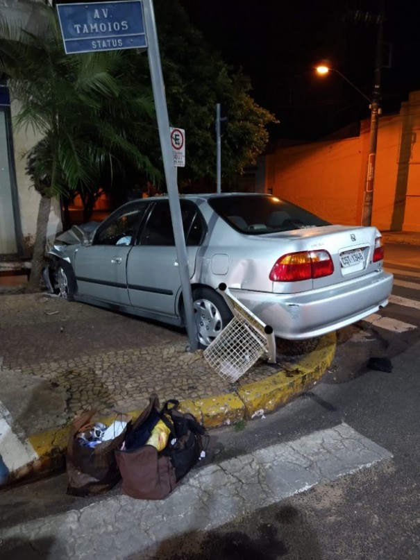 Motorista b�bado e em alta velocidade causa acidente no centro de Tup�