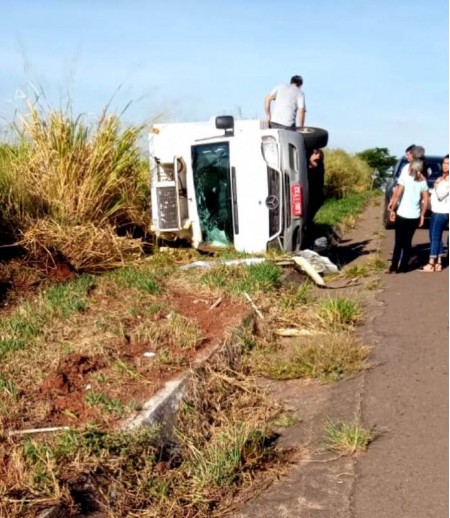 Motorista fica ferido em acidente com caminhão na SP-294 em Flórida Paulista