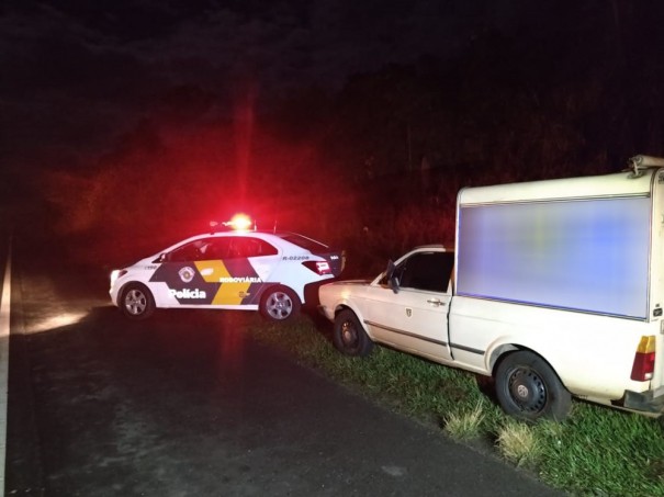Ve�culo furtado � localizado na Rodovia Homero Severo Lins em Martin�polis