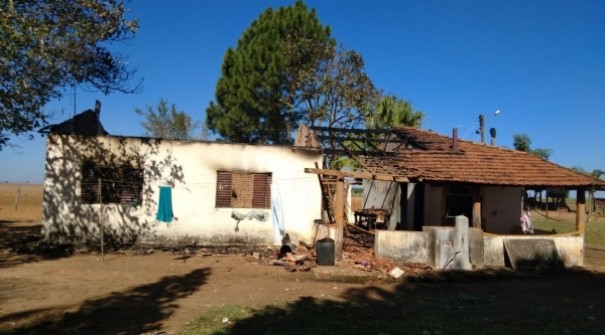 Menina de 3 anos morre carbonizada ap�s resid�ncia pegar fogo em propriedade rural em Guararapes