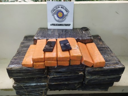 Com carga de maconha no carro, marido e esposa tentam escapar a pé de abordagem policial, mas acabam presos em flagrante