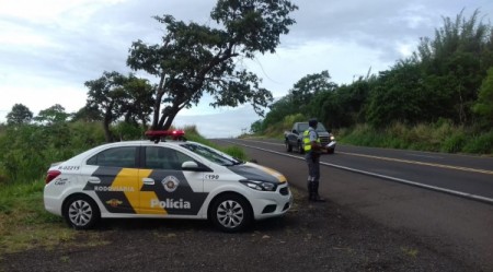 Carro transita na contramão, na SP-294, e condutor de 81 anos é preso por embriaguez ao volante