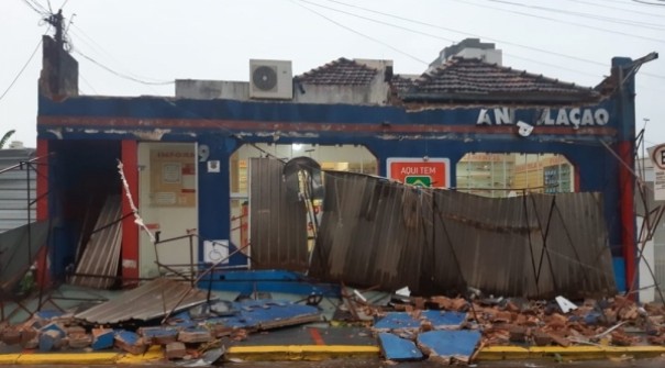 Temporal com forte chuva, vento e granizo faz estragos na regio