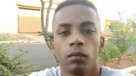 Rapaz de 27 anos morre após bater com moto em árvore; veículo desaparece do local do acidente em Tupã