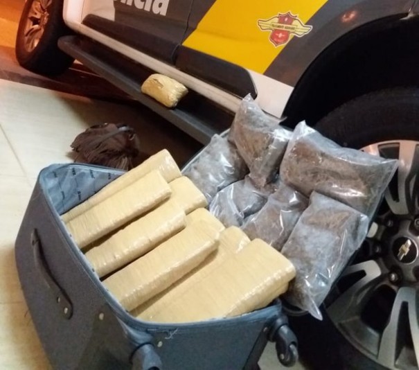 Jovem � presa em flagrante com mais de dez quilos de drogas em �nibus na SP-270