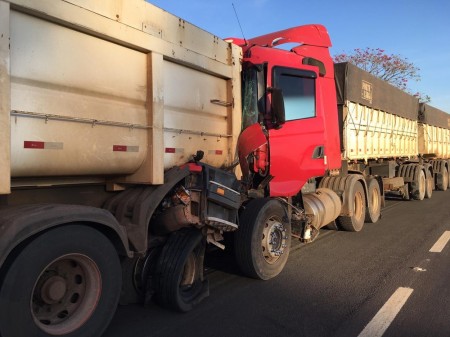 Motorista é socorrido em estado grave após batida entre duas carretas na Rodovia Assis Chateaubriand