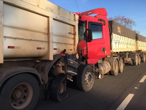 Motorista � socorrido em estado grave ap�s batida entre duas carretas na Rodovia Assis Chateaubriand